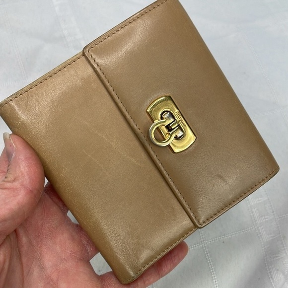 Ferragamo Compact Wallet Beige Leather Gancini Clasp and Kisslock - Picture 17 of 17